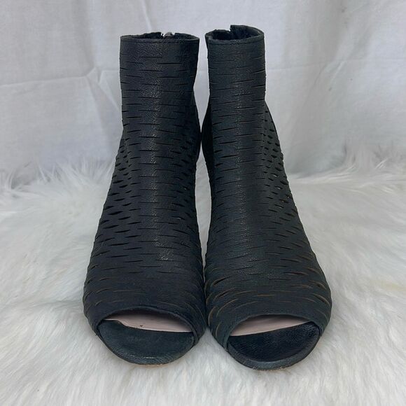Vince Camuto Krandi Laser Cut Leather Heeled Booties Sz 5.5 - Picture 3 of 7